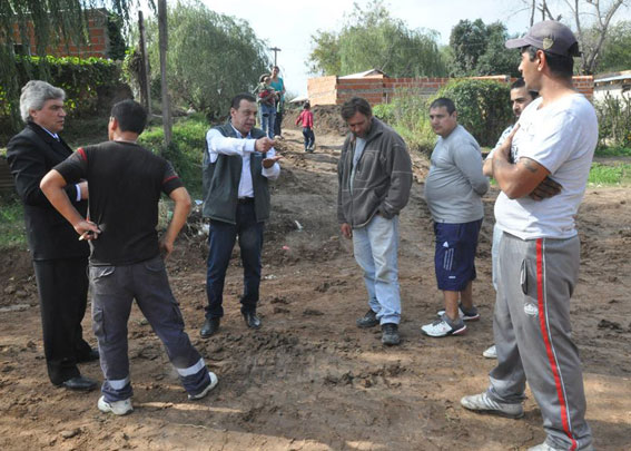 Cáffaro y funcionarios municipales dialogaron con los vecinos.