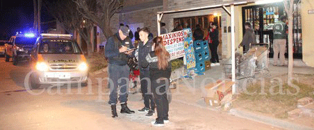 La policía en la escena del crimen.