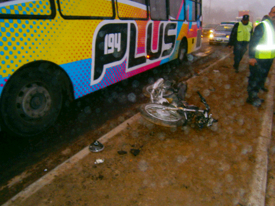 En el lugar del accidente, el omnibus y la moto que chocaron