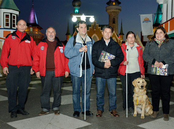 La diputada Paris con los instructores y la perra "Zamba".