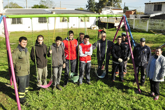 Alumnos de la Escuela Técnica N° 4 entregaron las hamacas fabricadas por ellos.