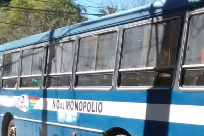 Colectivo de la Cooperativa 3 de Julio con la leyenda "No al Monopolio".