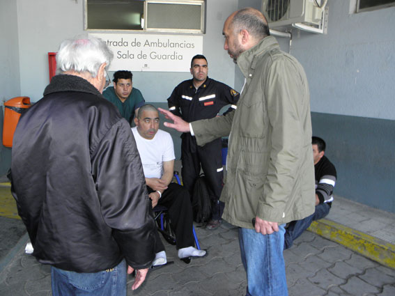 Personal del Cuerpo de Bomberos en la Sala de Guardia del Hospital, con el diputado Torres.