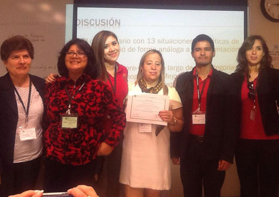 La Lic. Judith Schneider recibiendo su certificado.