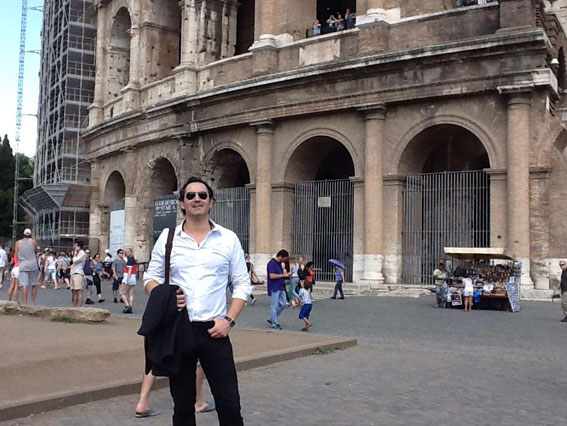 Daniel Vico frente al Coliseo, en la ciudad de Roma.