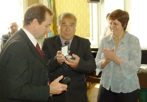 Esteban Alberto recibió en el HCD la medalla recordatoria.