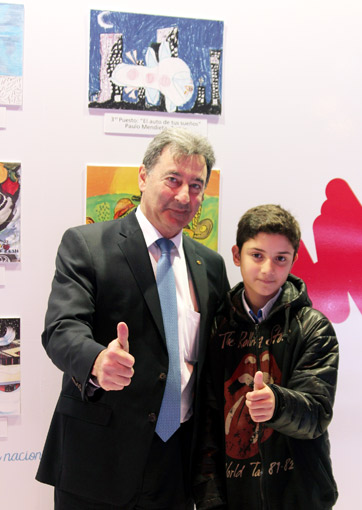 El presidente de Toyota Argentina, Daniel Herrero, y Uriel García, ganador de la edición anterior.