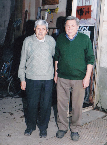 Los hermanos Máximo y Alberto Zagel en el taller ubicado en Ameghino al 600.