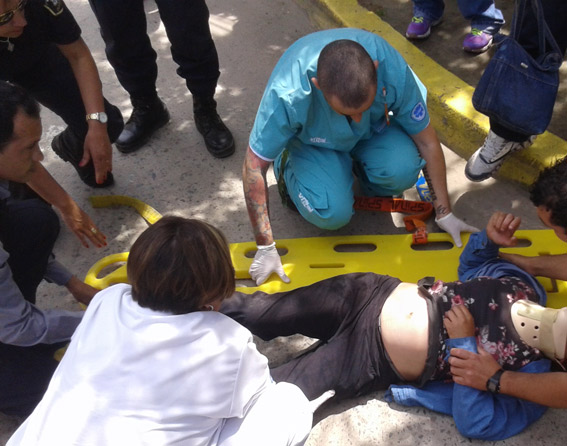 La mujer embarazada esperó tirada en el pavimento la ambulancia.