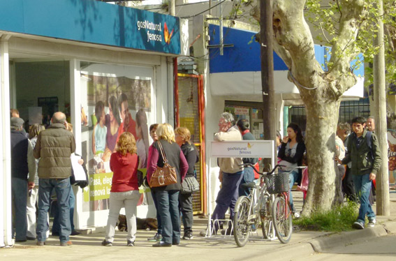 Fila de vecinos el mes pasado en Gas Natural Zárate para reclamar con el aumento.