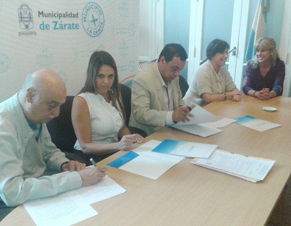 La firma del boleto de compraventa de siete hectáreas.