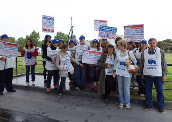 Docentes de Unión de Educadores Zárate repartieron volantes.
