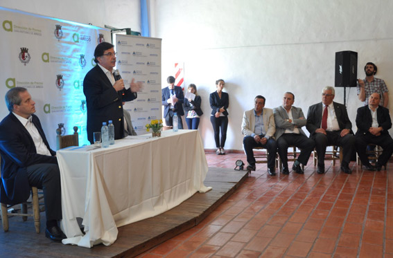 El ministro Sileoni encabezó el acto en San Antonio de Areco.
