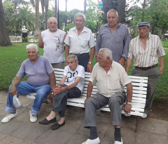 Ayer en la Plaza Mitre, el grupo de jubilados municipales.
