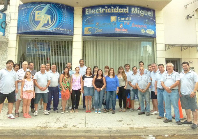 Los Consiglio y los Pereyra, responsables de Electricidad Miguel junto a sus empleados.