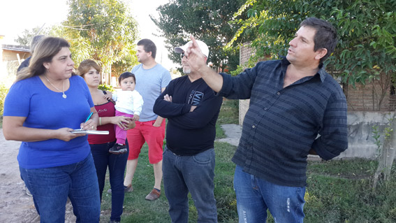Sandra Paris con vecinos del barrio que expusieron sus reclamos.