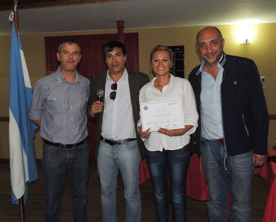 La entrega de un certificado por su participación a una de las asistentes, Alejandra Trosset.