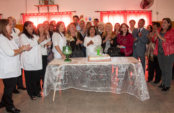 La directora, Lorena Vanesa Germán, docentes e invitados en la celebración de bodas de plata.