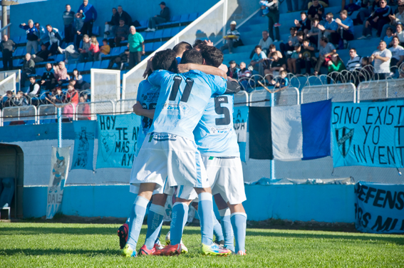 Todos los abrazos para Diego Frías autor del gol del triunfo de CADU el sábado ante Deportivo Laferrere en Villa Fox .