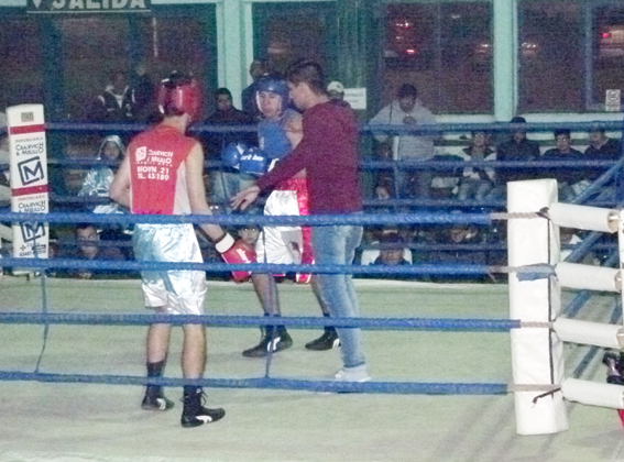 El festival comenzó con varias peleas de carácter amateurs. Mucho público en Pellegrini
