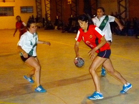 Noelia Amaya en un ataque de Arsenal durante el primer tiempo del partido.