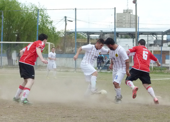 Walter Sampo domina la pelota ante la cercanía de Murinigo, Ocampo y Brutti.