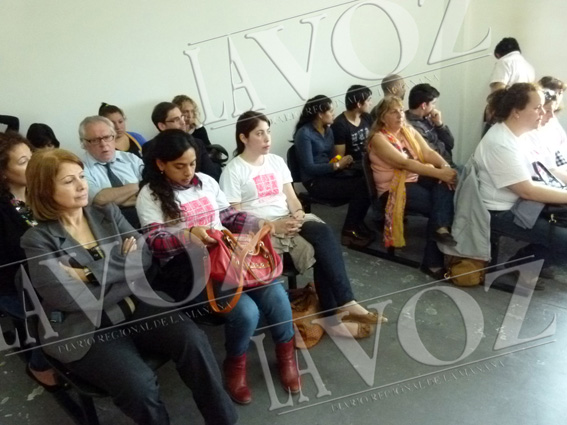 Familiares y amigos de Rocío Juárez ayer en el Tribunal Nº 1.