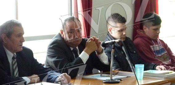 Pablo y Matías Escobar con los abogados defensores ayer en la sala del tribunal.
