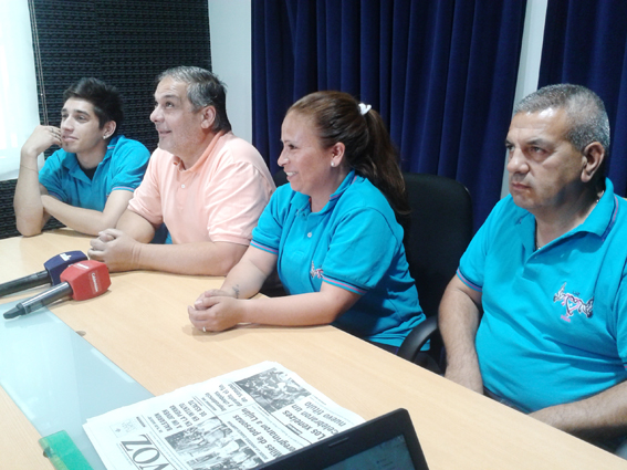 Integrantes de la ONG junto a Jorge Paiz del Municipio en la conferencia de prensa.