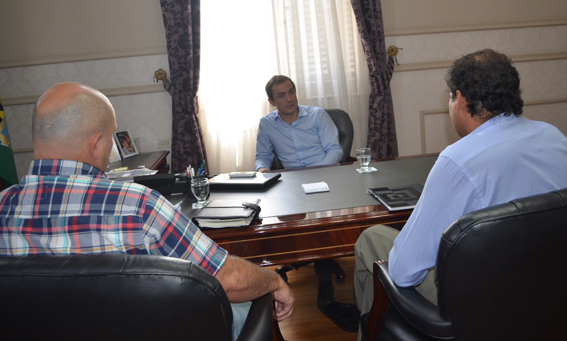 El intendente de Campana se reunió en su despacho con responsables de la empresa.