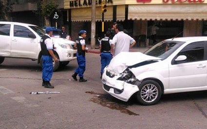El accidente entre la Toyota Hilux y el Siena (Foto Zárate Alerta)