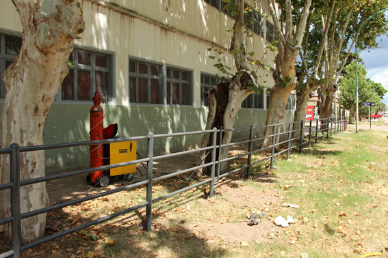 Las rejas colocadas en el establecimiento educativo.