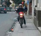 Es frecuente ver a motociclistas circulando por las veredas.