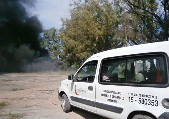 Un móvil de Subsecretario de Medio Ambiente acudió al lugar del incendio.