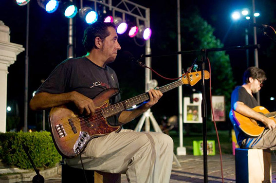 Jose y Ruben Alvarez en una presentación en la Plaza Eduardo Costa.