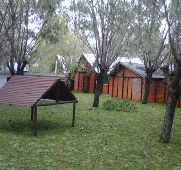 Cabañas del recreo Keidel inundadas con camalotes.
