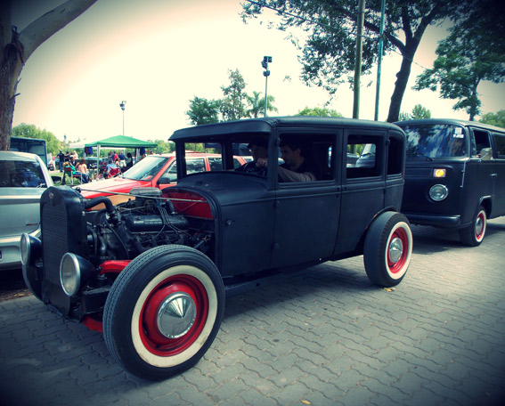 La exhibición de autos clásicos en la Costanera.