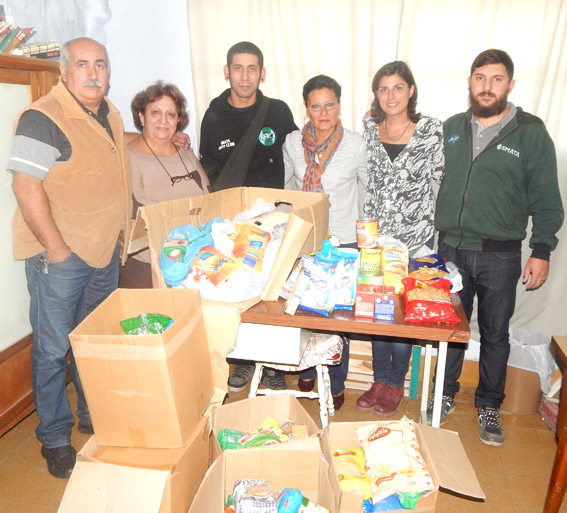 La entrega de las donaciones de alimentos no perecederos.