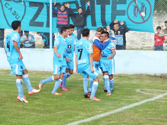 Los jugadores festejan con Santiago Sandoval tras el primer gol del partido.