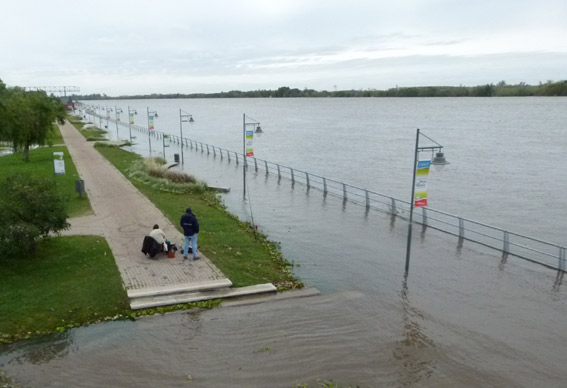 El panorama es desolador en la Costanera.
