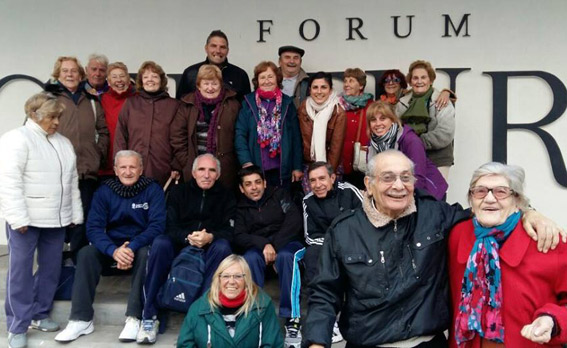 Los abuelos en el Forum Cultural ante de viajar a Luján.