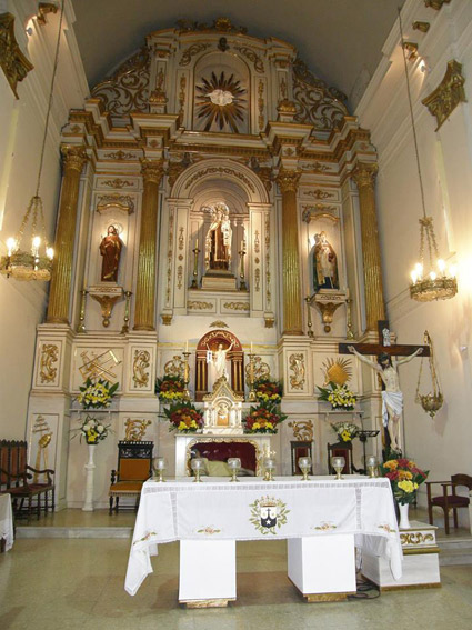 El altar mayor dedicado a la Virgen.