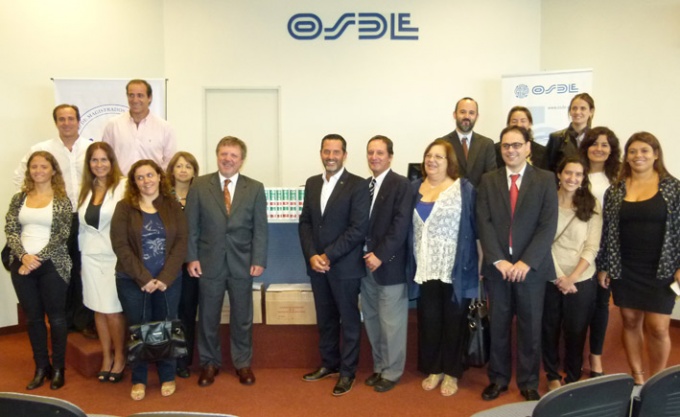 El Dr. Christian Faibo y Carlos Morello (centro) en la presentación en el auditorio de Osde.