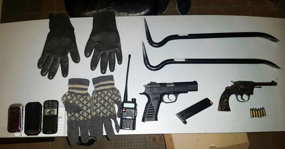 Armas y celulares secuestrados por el robo a casas.