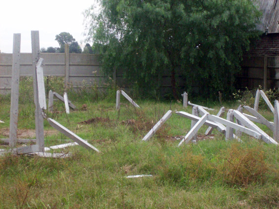 Los postes de cemento aparecieron destrozados.
