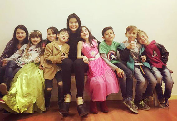 Antonella junto a alumnos de la Academia que dirige.