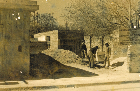 Construcción de la sede societaria vemos a los señores Comella, Carbasky y Arena. (años 70).