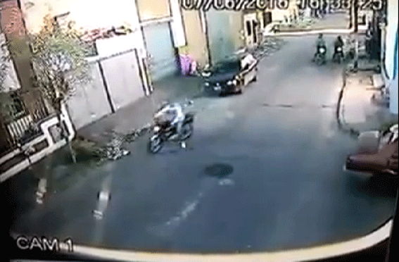 El robo y la agresión fue registrado por las cámaras de seguridad.