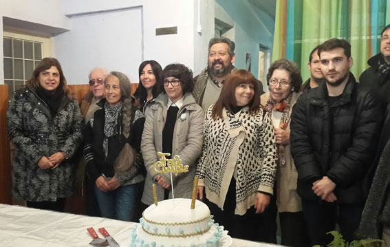 En la sede de la Sociedad, miembros de la Comisión: Mirta López, Luis Henricot, Rosita Toledo, María Esther Garayalde, Sergio Garay con la diputada Sandra Paris, el secretario de Gobierno Claudio Borrelli y funcionarios municipales.
