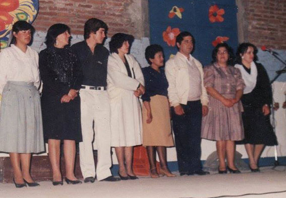 En el escenario, Comisión de Fiestas 88-89: Liliana Galeano, Milka Grubiza, Antonio Albornoz, Silvia Carbasky, Margarita y Héctor Pesalacha, Elisa Carrera de Arce y Patricia Chaparro.